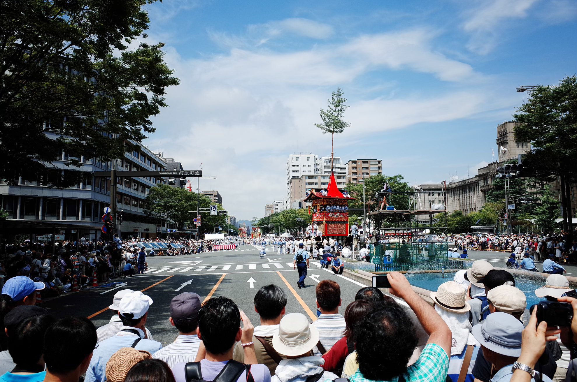 京都祇園祭街道上的山鉾與觀看人群